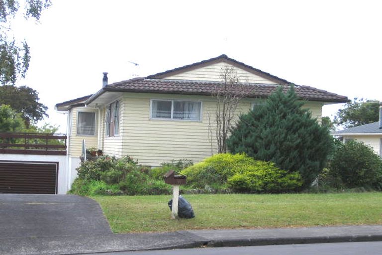 Photo of property in 19 Lydford Place, Glendene, Auckland, 0602