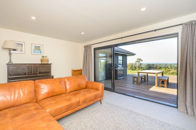 Photo of property in 48 Vaucluse Heights, Fitzherbert, Palmerston North, 4410