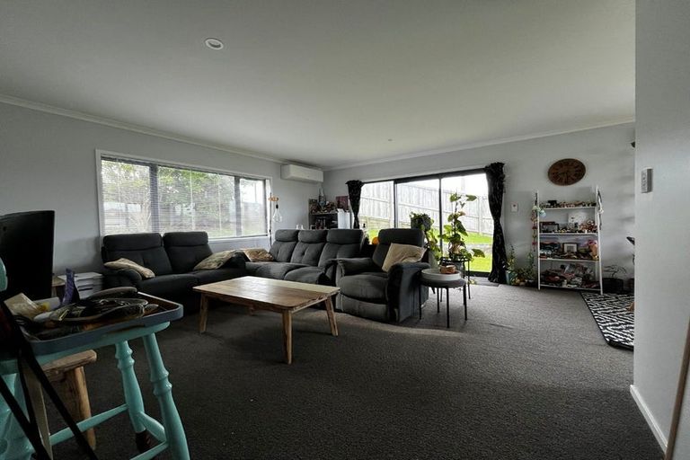 Photo of property in 2 Kahu Close, Orewa, 0931