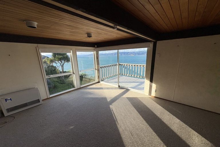 Photo of property in 28 Napier Street, Karaka Bays, Wellington, 6022
