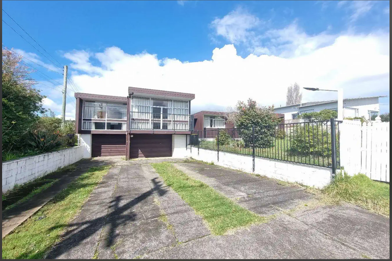 Photo of property in 151 Bleakhouse Road, Mellons Bay, Auckland, 2014