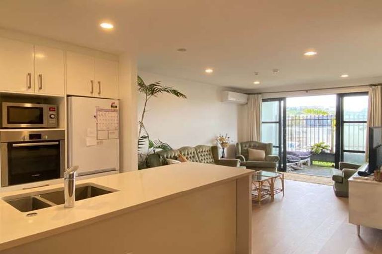 Photo of property in Apollo Apartments, 11/46g Rosedale Road, Rosedale, Auckland, 0632