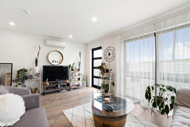 Photo of property in 18 Peony Mews, Oteha, Auckland, 0632