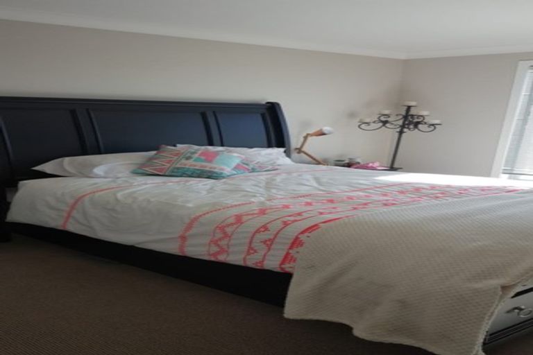 Photo of property in 9e Clearwater Cove, West Harbour, Auckland, 0618