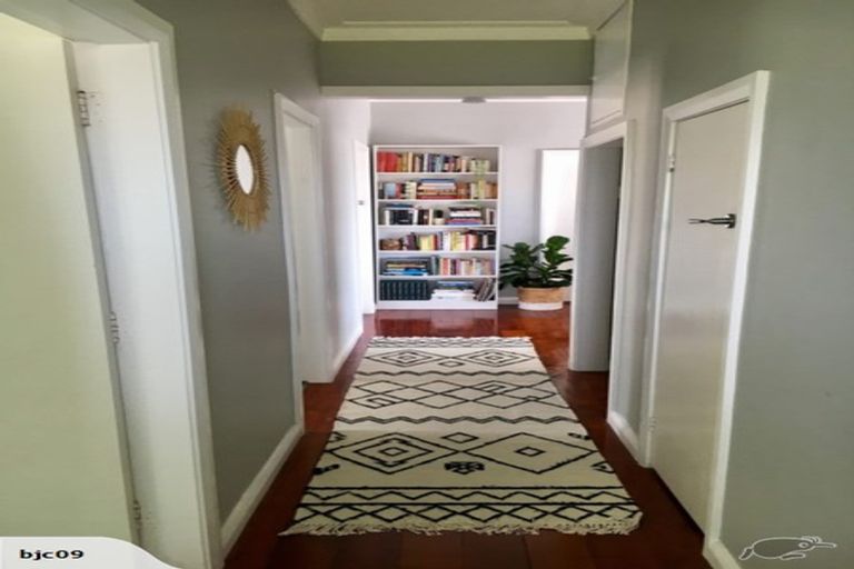 Photo of property in 9 Davies Lane, New Plymouth, 4310