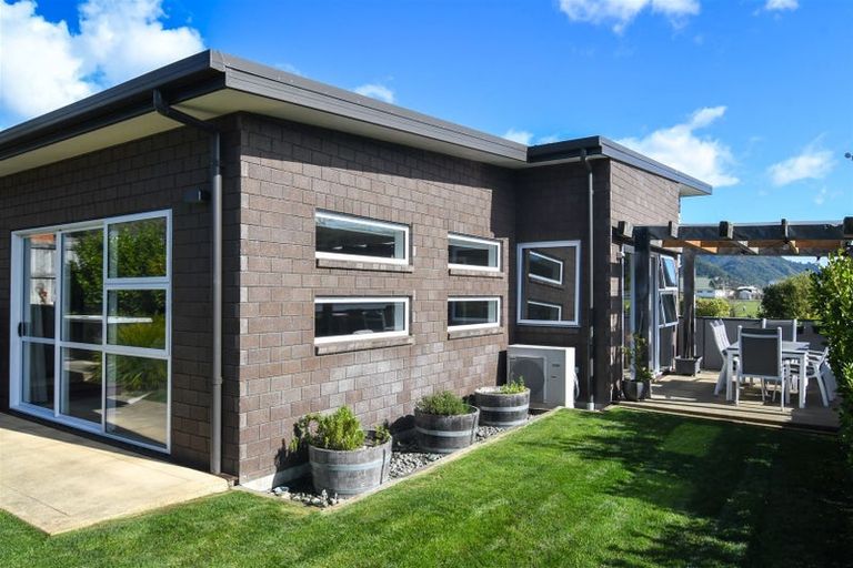 Photo of property in 25 Admiralty Place, Waikawa, Picton, 7220