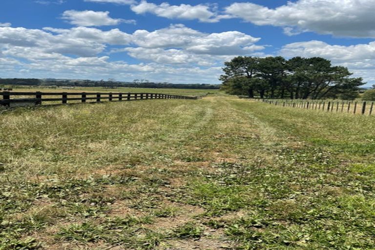 Photo of property in 15 Codlin Road, Waiuku, 2683
