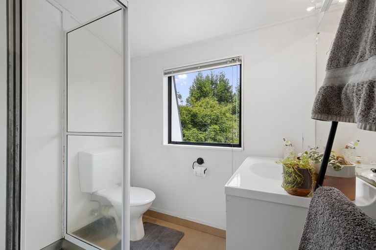 Photo of property in 16 Opanuku Road, Henderson Valley, Auckland, 0612