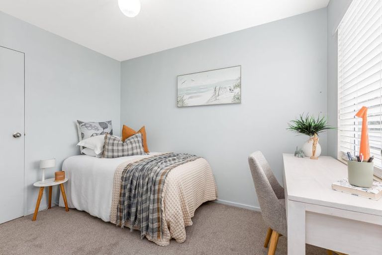 Photo of property in 2/418 Queens Drive, Lyall Bay, Wellington, 6022