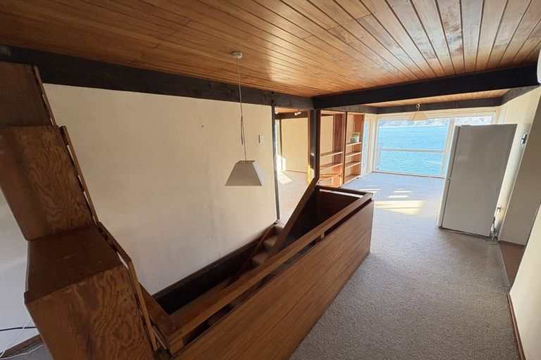 Photo of property in 28 Napier Street, Karaka Bays, Wellington, 6022