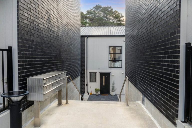 Photo of property in 33 Tokai Place, Glen Eden, 0602