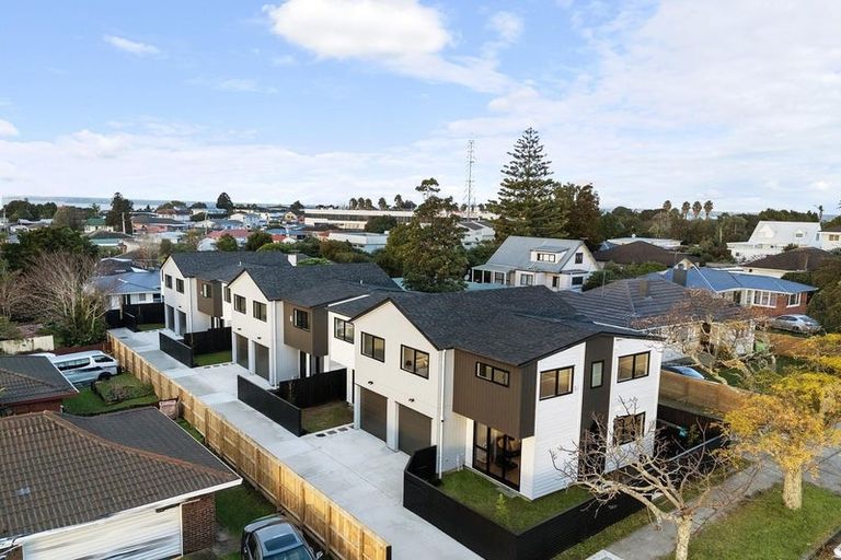 Photo of property in 37b Flanshaw Road, Te Atatu South, Auckland, 0610