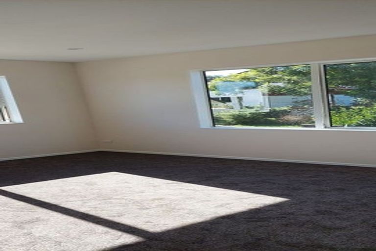 Photo of property in 1c Taupiko Place, Green Bay, Auckland, 0604