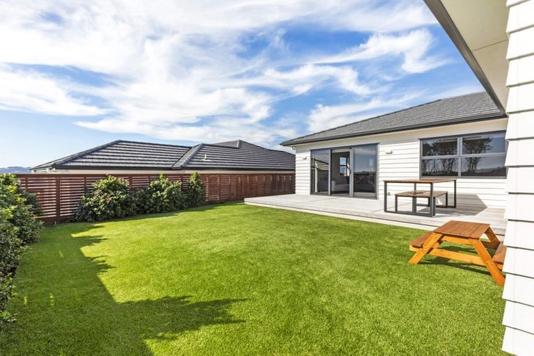 Photo of property in 5 Boeing Way, Newlands, Wellington, 6037