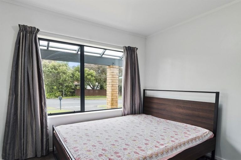Photo of property in 11 Lanier Place, Glendene, Auckland, 0602