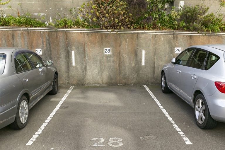 Photo of property in Hobson Court Flats, 11/70 Hobson Street, Thorndon, Wellington, 6011