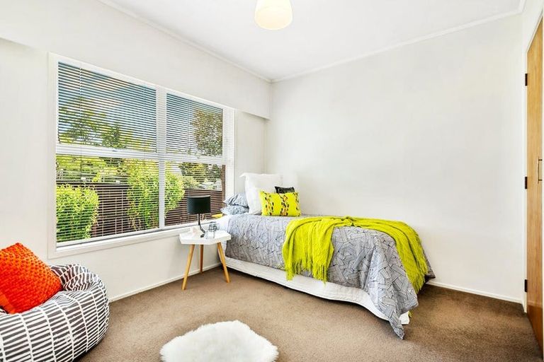 Photo of property in 2/64 Bruce Road, Glenfield, Auckland, 0629