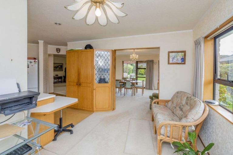 Photo of property in 8 Runanga Grove, Waikanae, 5036