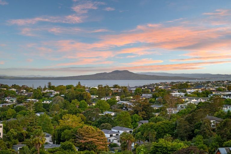 Photo of property in 282 Glamorgan Drive, Northcross, Auckland, 0630