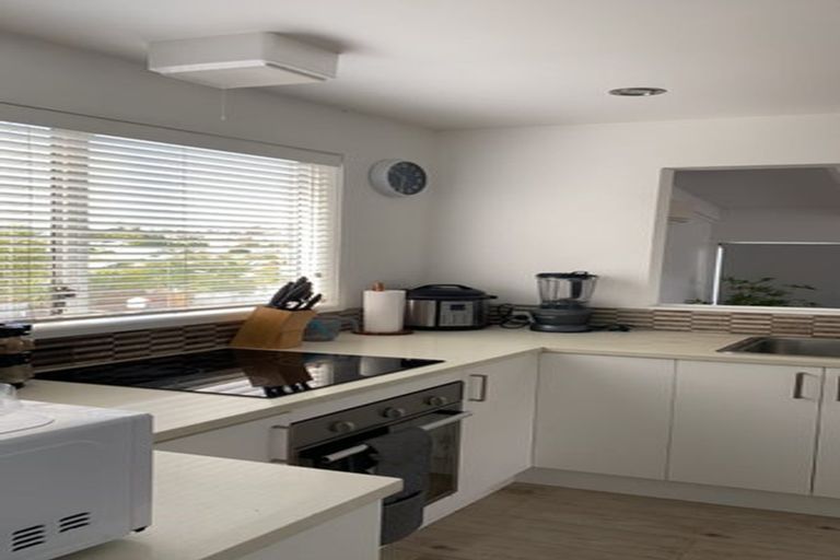 Photo of property in 11 Cottam Grove, Northcross, Auckland, 0632