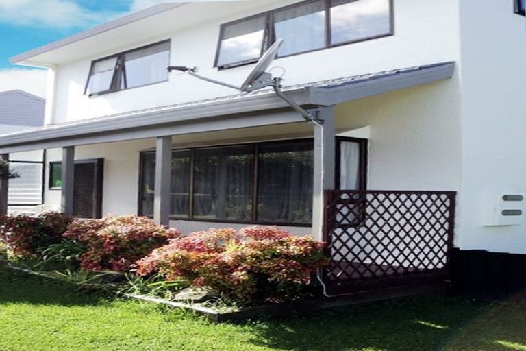 Photo of property in 102a Manhattan Heights, Glendene, Auckland, 0602