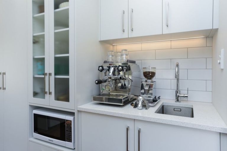 Photo of property in 10 Churchill Drive, Taradale, Napier, 4112