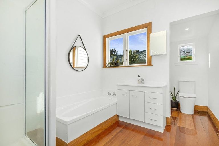 Photo of property in 1d Kereru Bend, Tawa, Wellington, 5028