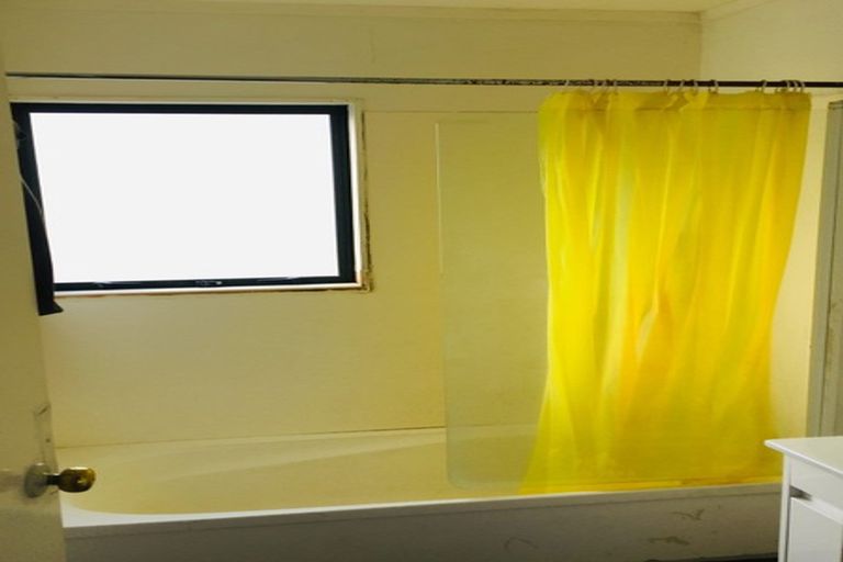 Photo of property in 2/24 Trentham Road, Papakura, 2110