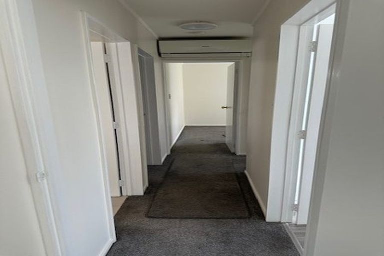 Photo of property in 1/9 Santiago Crescent, Unsworth Heights, Auckland, 0632