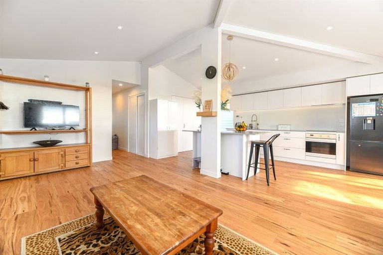 Photo of property in 5 Foyle Place, Glendene, Auckland, 0602