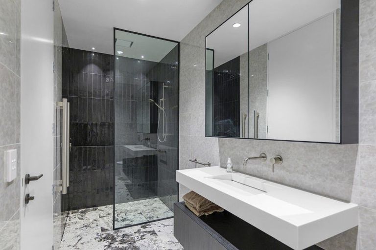 Photo of property in 32 Mount Pleasant Road, Mount Pleasant, Christchurch, 8081