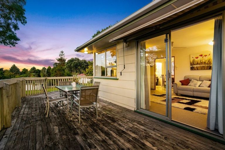 Photo of property in 16 The Grove, Titirangi, Auckland, 0604