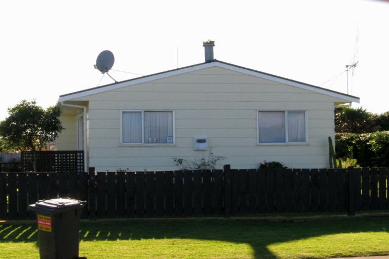 Photo of property in 8 Kiharoa Street, Otaki Beach, Otaki, 5512