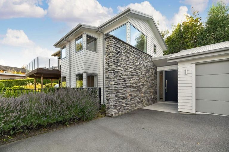 Photo of property in 23 Cedar Drive, Kelvin Heights, Queenstown, 9300
