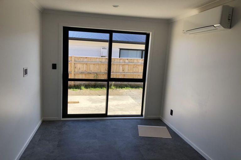 Photo of property in 2 Opaoa Way, Aotea, Porirua, 5024