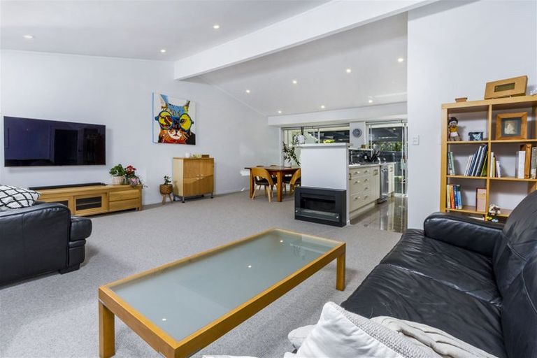 Photo of property in 2/64 Seaview Road, Castor Bay, Auckland, 0620