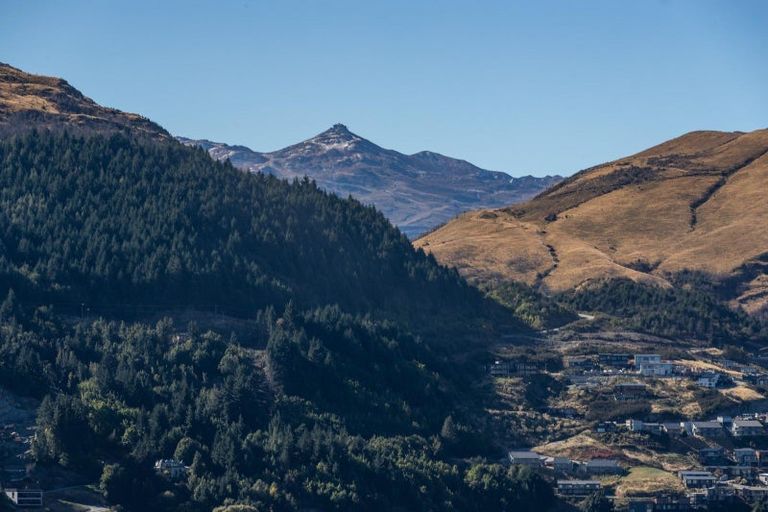 Photo of property in 17 Milward Place, Kelvin Heights, Queenstown, 9300