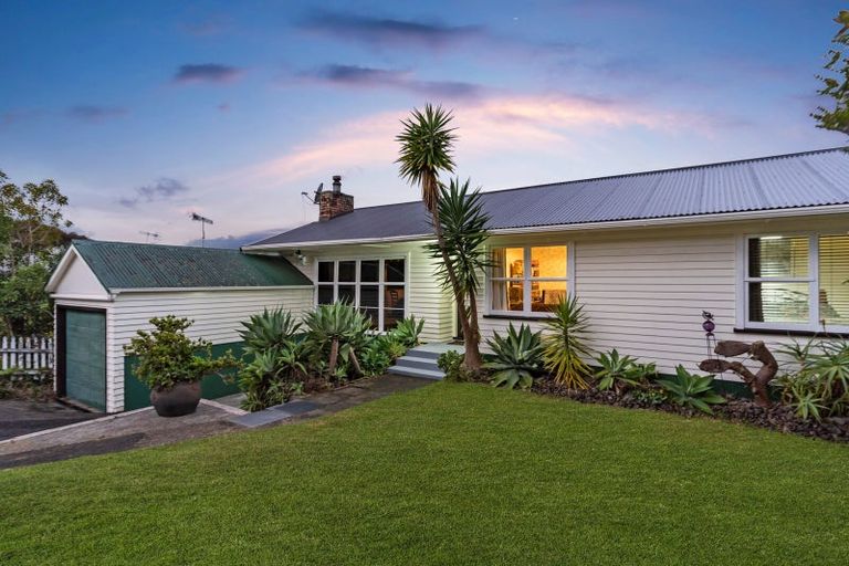 Photo of property in 16 Kashmir Road, Glen Eden, Auckland, 0602