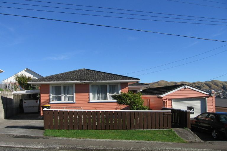 Photo of property in 4 Catherine Crescent, Paparangi, Wellington, 6037