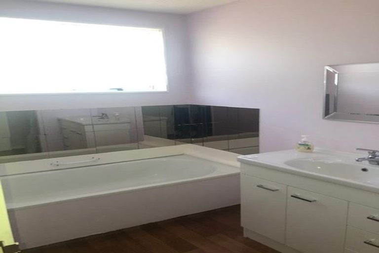 Photo of property in 1/72 Royal Park Drive, Parklands, Christchurch, 8083