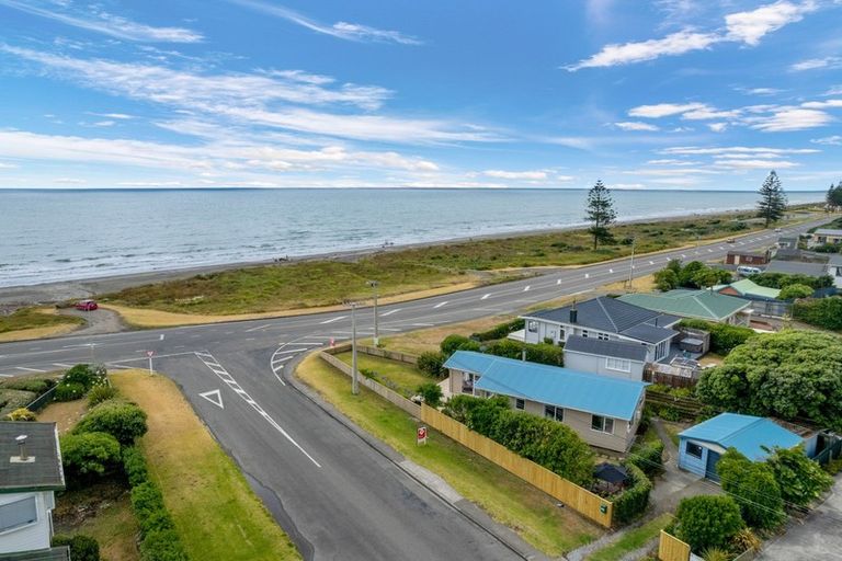 Photo of property in 2 Karaka Street, Otaki Beach, Otaki, 5512