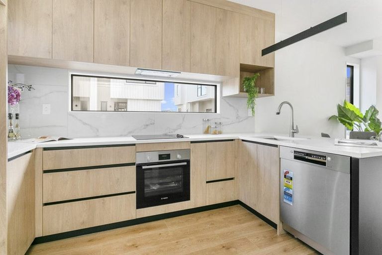 Photo of property in 7/7 Cedar Heights Avenue, Massey, Auckland, 0614