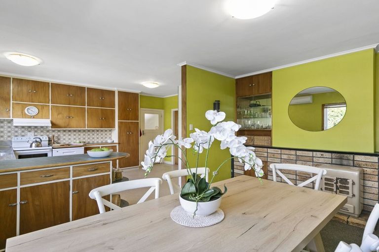 Photo of property in 8 Miles Crescent, Newlands, Wellington, 6037