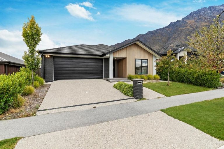 Photo of property in 12 Shepherd Road, Jacks Point, Queenstown, 9371