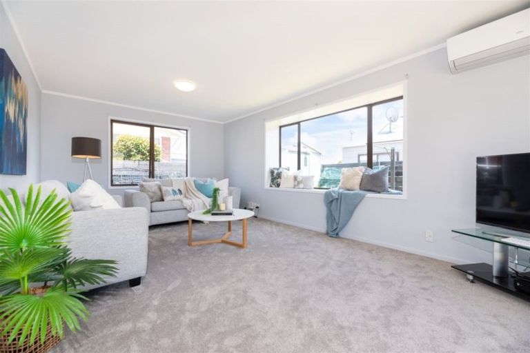 Photo of property in 2/8 Shakespeare Road, Milford, Auckland, 0620