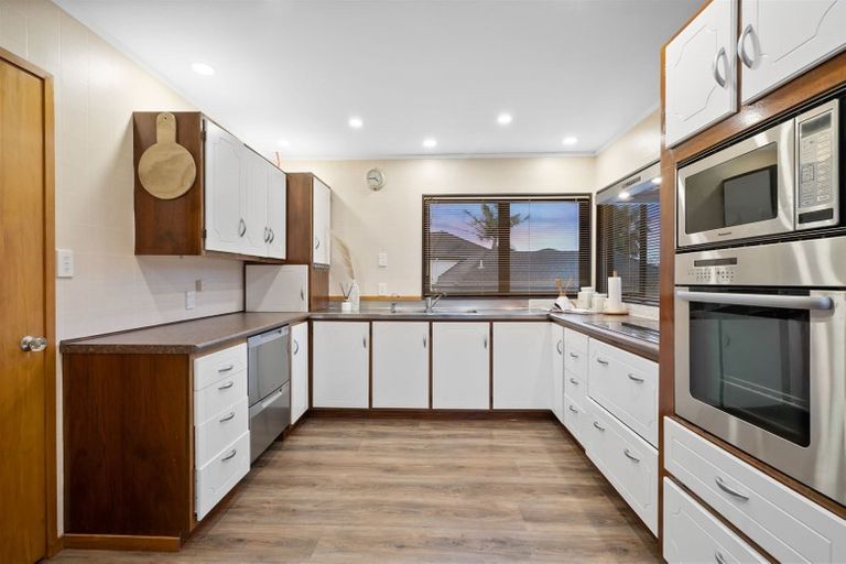 Photo of property in 37 Santa Monica Place, Goodwood Heights, Auckland, 2105