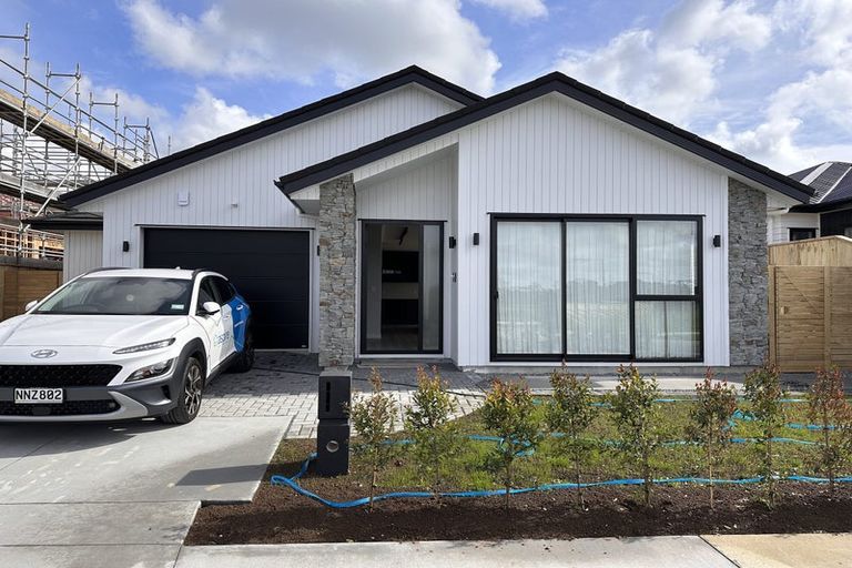 Photo of property in 13 Cara Avenue, Kumeu, 0810