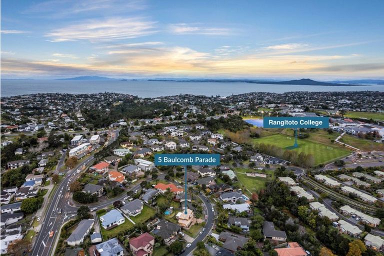 Photo of property in 5 Baulcomb Parade, Windsor Park, Auckland, 0632