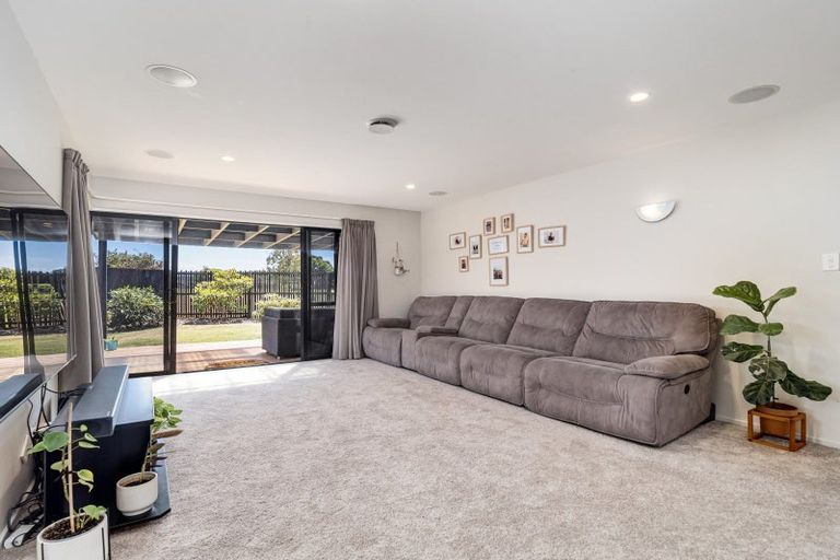 Photo of property in 2/17 Fieldmoor Place, Parklands, Christchurch, 8083