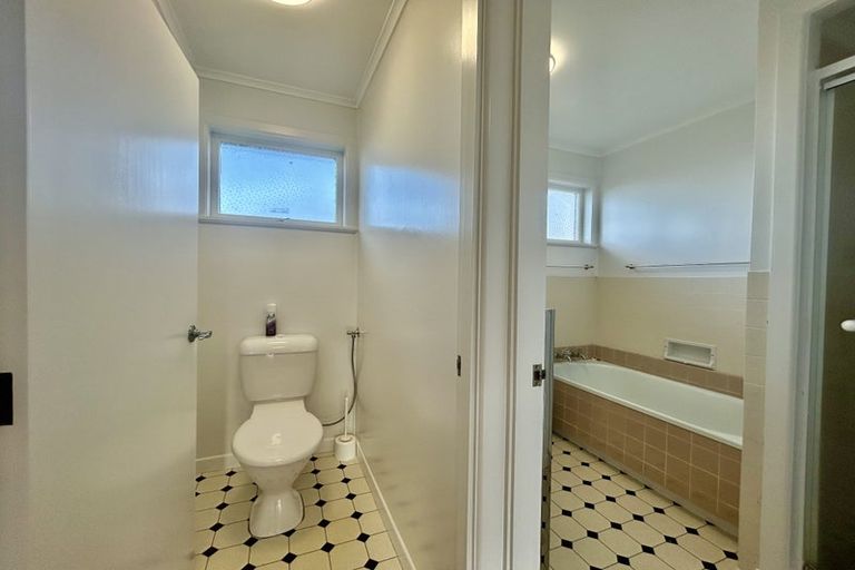 Photo of property in 1/5 Braemar Road, Castor Bay, Auckland, 0620